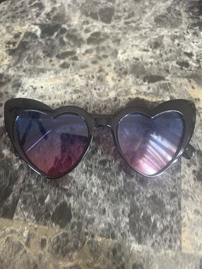 Heart-Shaped Black Frame Sunglasses with Gradient Pink-Blue Lenses